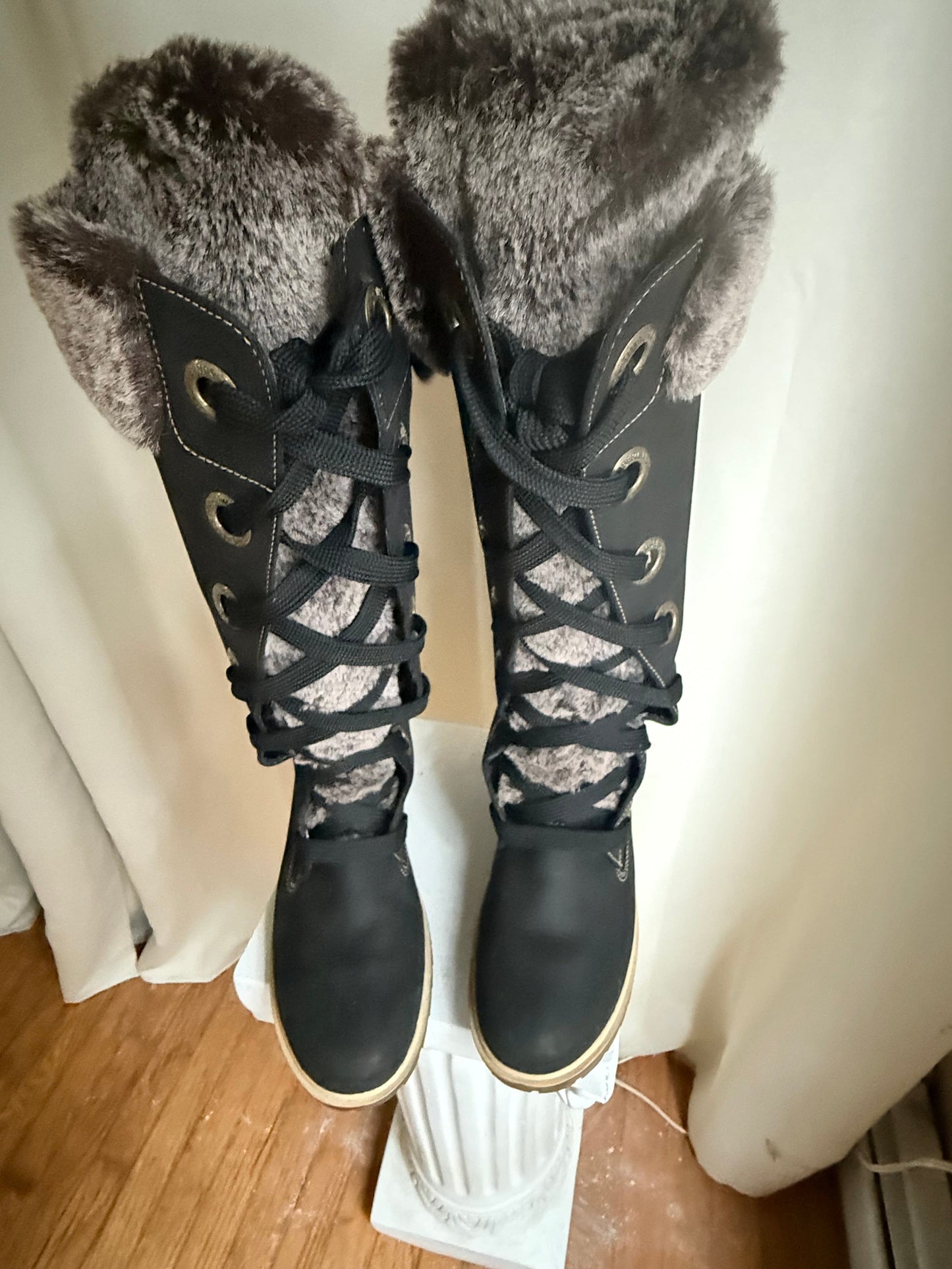 Jade Vintage  boots Black Timberland Winter Leather Boots With Grey Faux Fur Trim Black Timberland Winter Leather Boots With Grey Faux Fur Trim