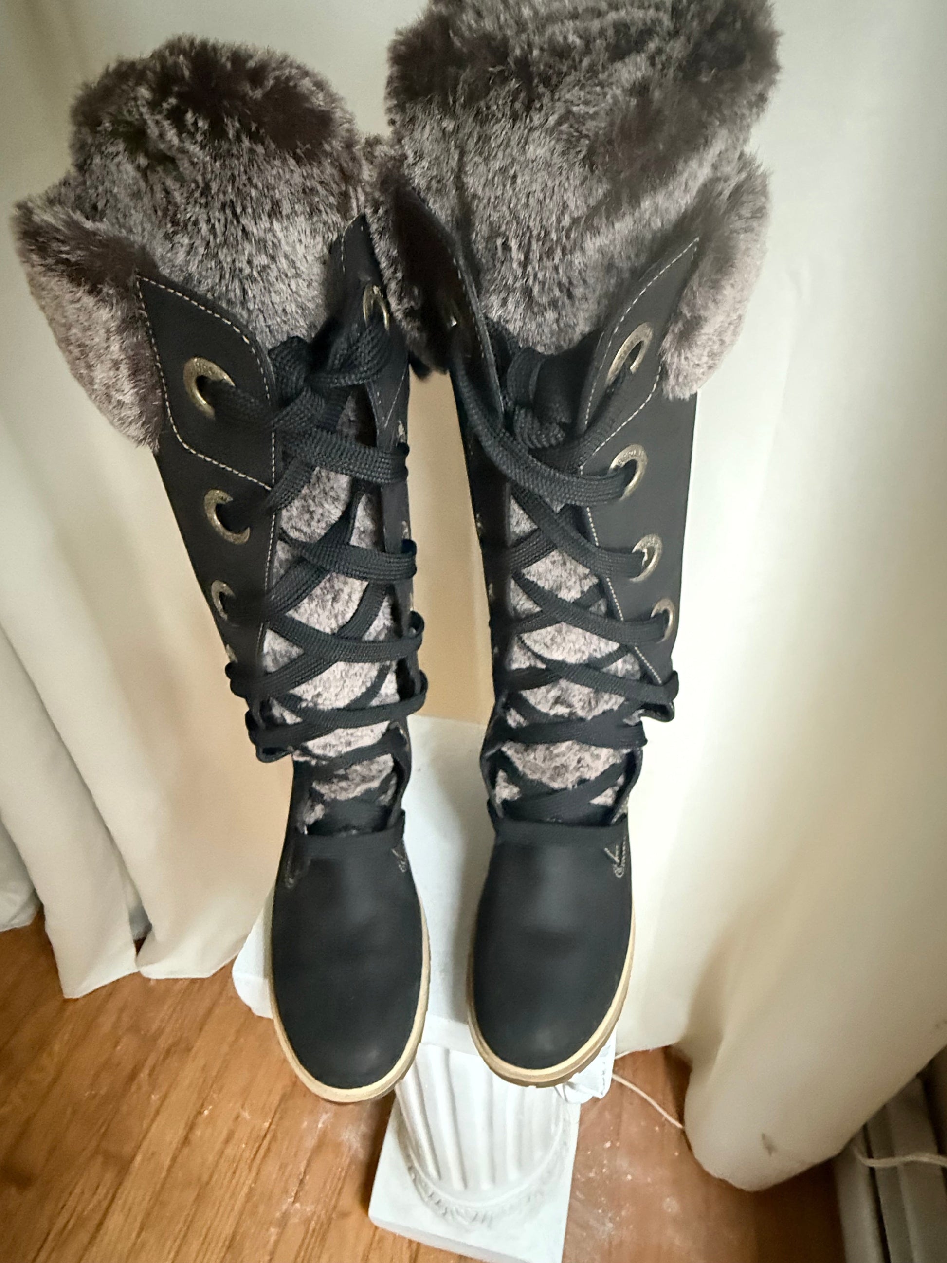 Jade Vintage  boots Black Timberland Winter Leather Boots With Grey Faux Fur Trim Black Timberland Winter Leather Boots With Grey Faux Fur Trim