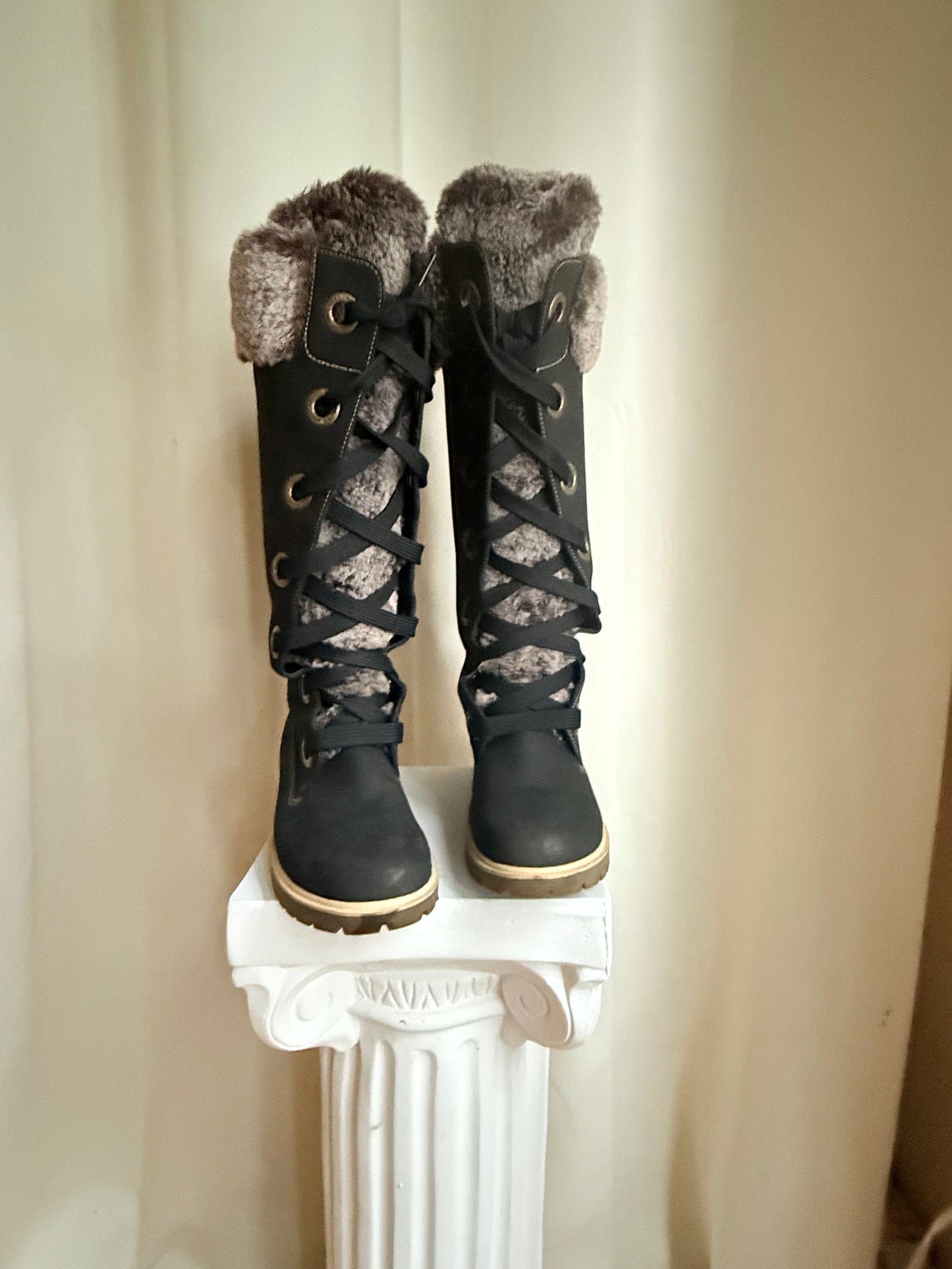 Jade Vintage  boots Black Timberland Winter Leather Boots With Grey Faux Fur Trim Black Timberland Winter Leather Boots With Grey Faux Fur Trim