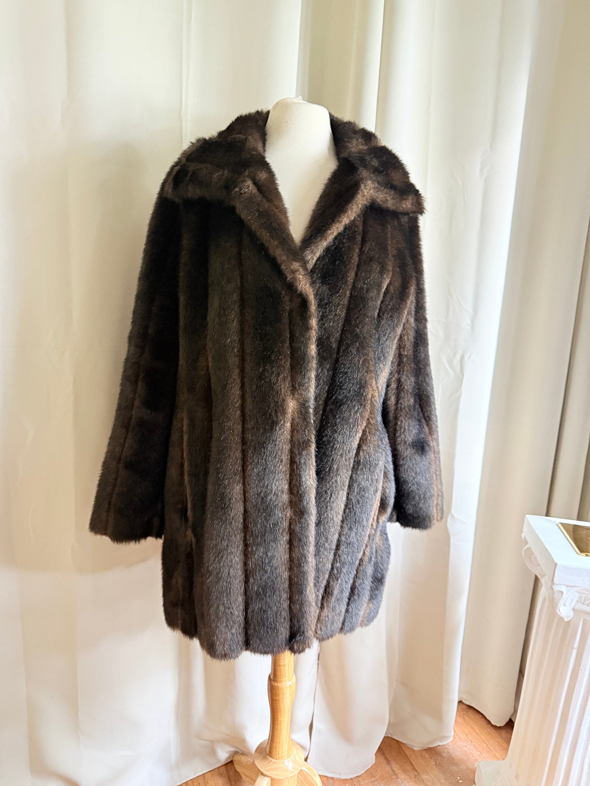 Jade Vintage  faux fur coat Vintage Brown faux fur coat Vintage Brown faux fur coat