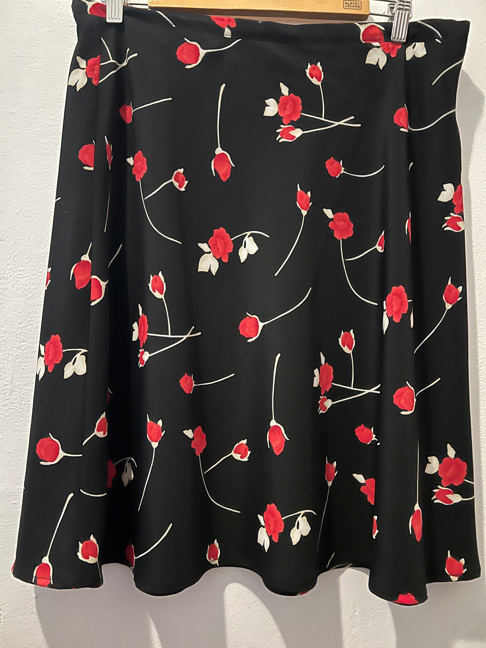 Jade Vintage  Skirt 90’s Dress Barn Black Flroal Midi Skirt 90’s Dress Barn Black Flroal Midi Skirt