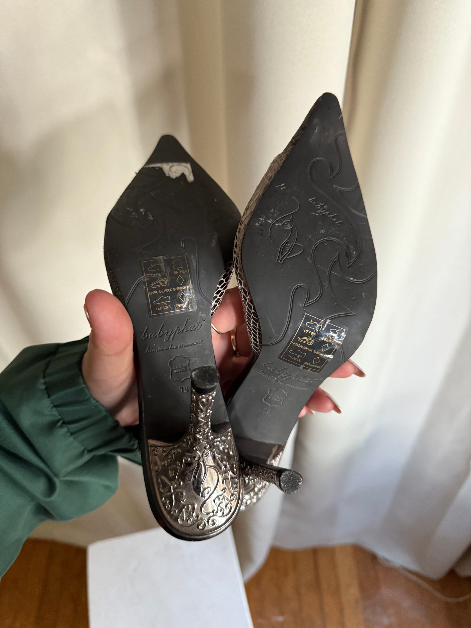 Jade Vintage  Y2k Silver Leather Baby Phat Pointed Toe Heels Y2k Silver Leather Baby Phat Pointed Toe Heels