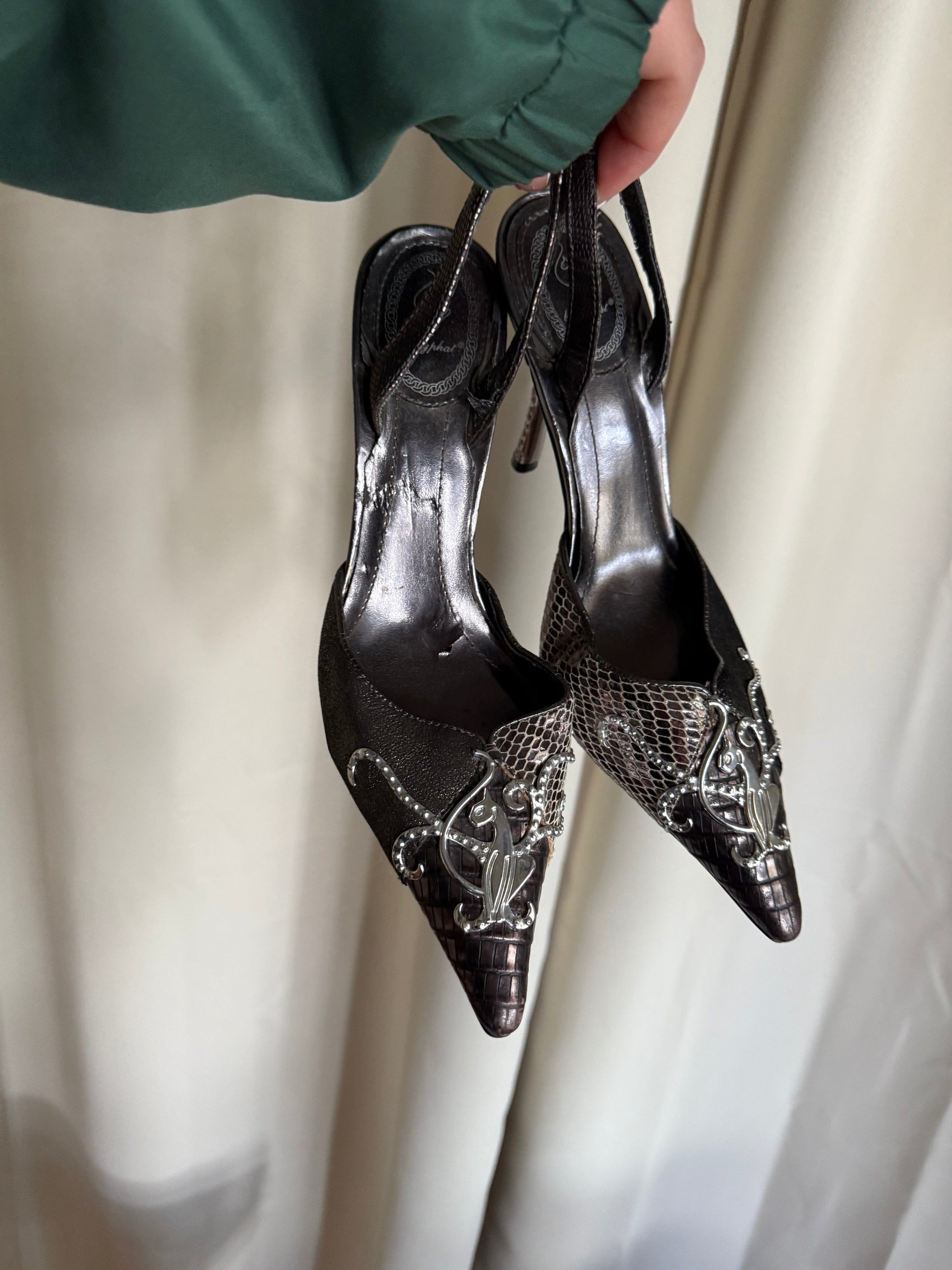 Jade Vintage  Y2k Silver Leather Baby Phat Pointed Toe Heels Y2k Silver Leather Baby Phat Pointed Toe Heels