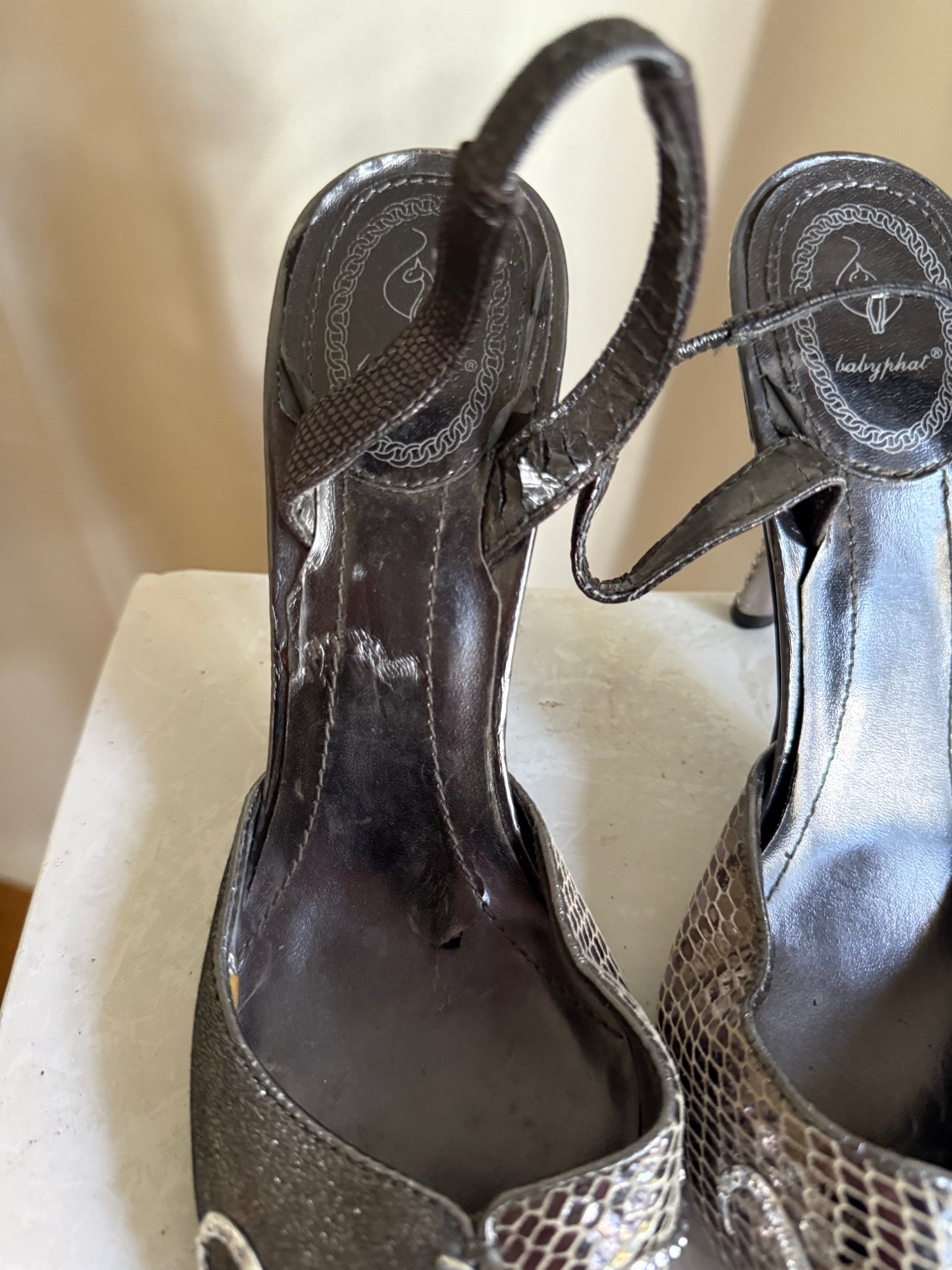 Jade Vintage  Y2k Silver Leather Baby Phat Pointed Toe Heels Y2k Silver Leather Baby Phat Pointed Toe Heels