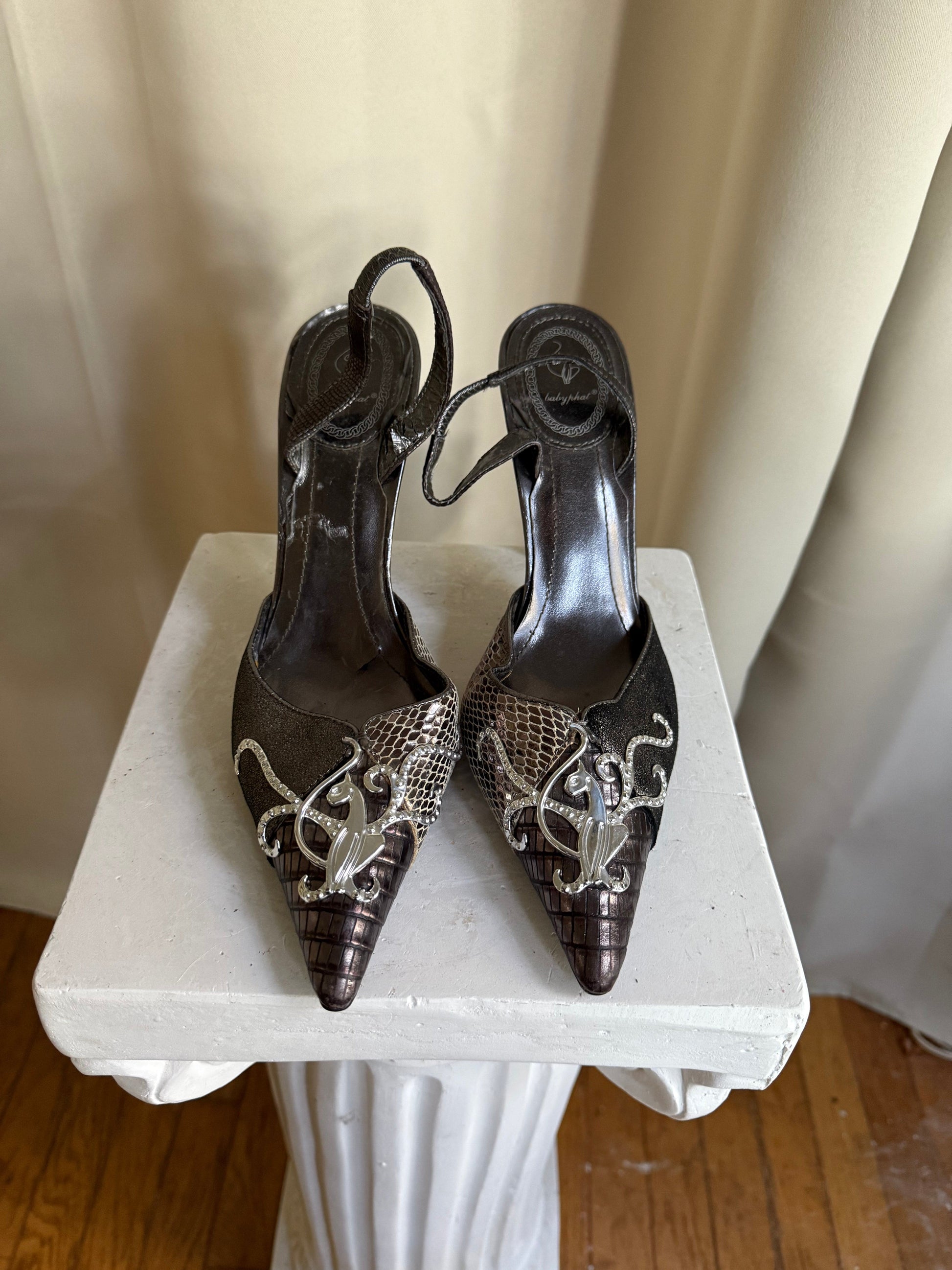 Jade Vintage  Y2k Silver Leather Baby Phat Pointed Toe Heels Y2k Silver Leather Baby Phat Pointed Toe Heels